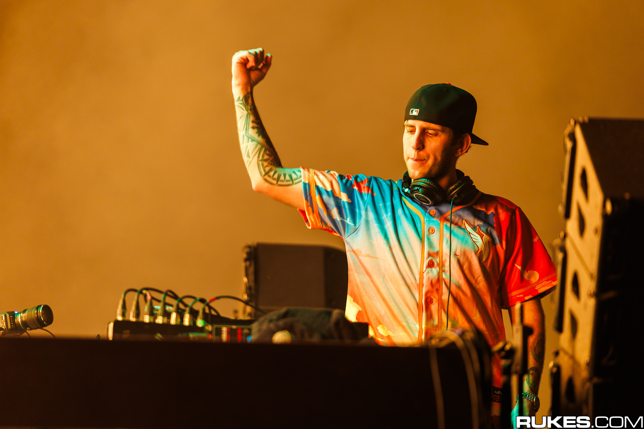 Martin Garrix meldet sich nicht mit dem nächsten Festivalkracher zurück, sondern mit einem Track, der deutlich persönlicher wirkt als vieles, was man zuletzt von ihm gehört hat. „Catharina“ setzt auf Wärme und Atmosphäre sowie Garrix‘ eigene Stimme – und könnte genau deshalb mehr sein als nur ein einzelner Ausreißer.